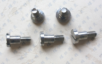 开槽圆柱头轴肩螺钉DIN923